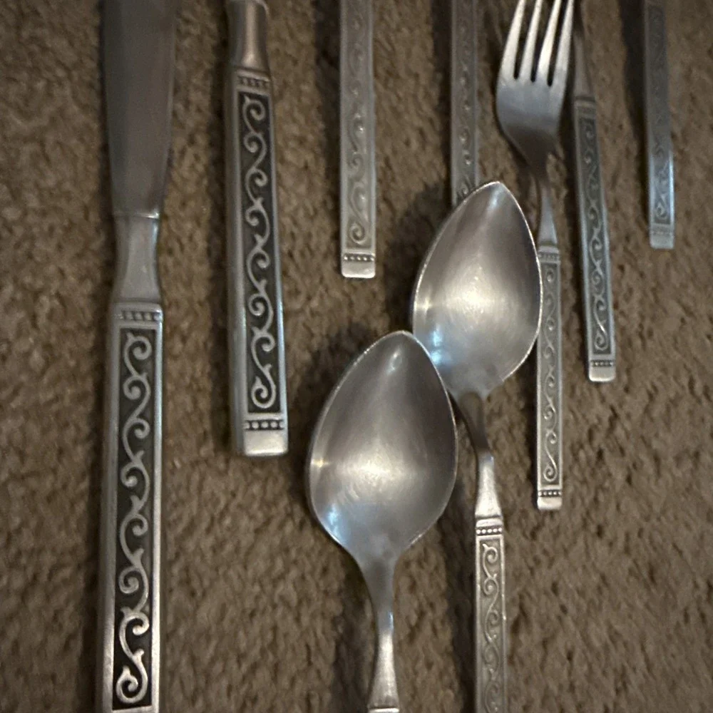 Vintage Oneida Spanish Court Fork Knives Spoon Set stainless